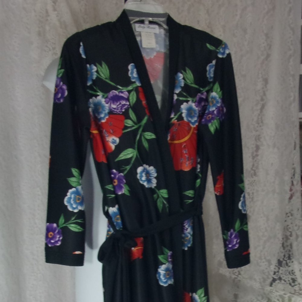 Lady Ronte Long Kimono Wrap Oriental Design Robe Black with Multi Red Print